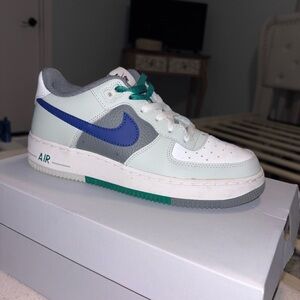 Nike White and Blue Sneakers with Green Accents